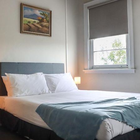 Tates Hotel Windsor Extérieur photo