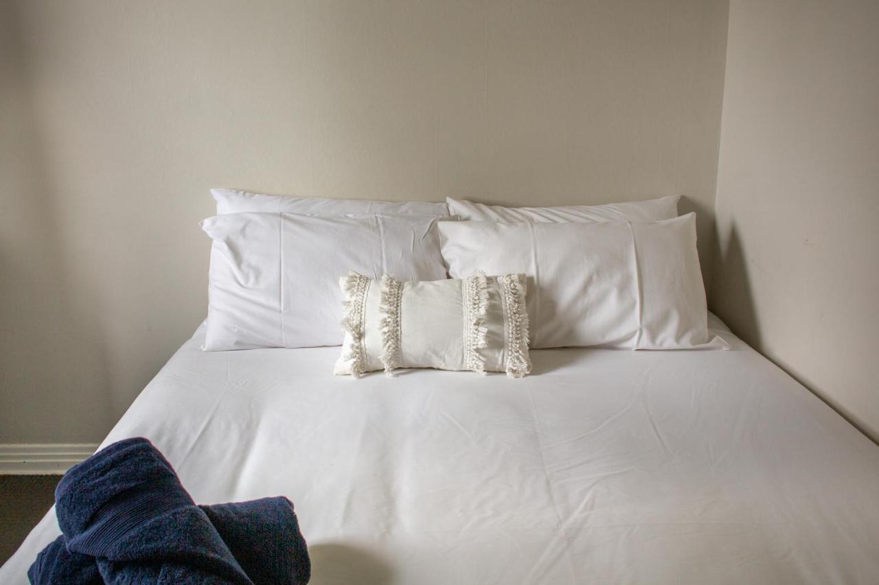 Tates Hotel Windsor Extérieur photo