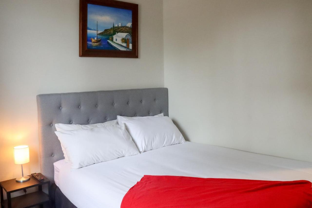 Tates Hotel Windsor Extérieur photo