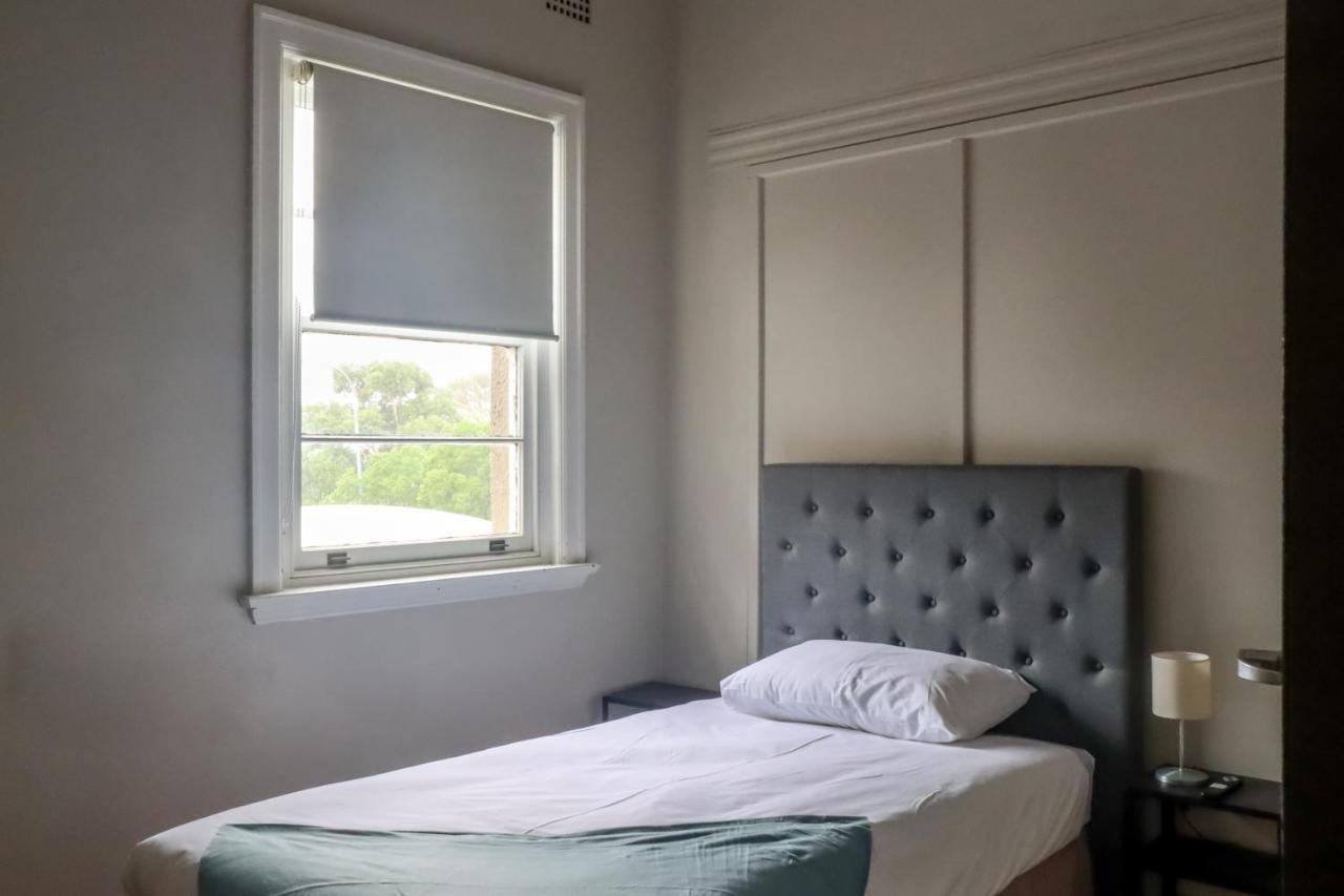 Tates Hotel Windsor Extérieur photo