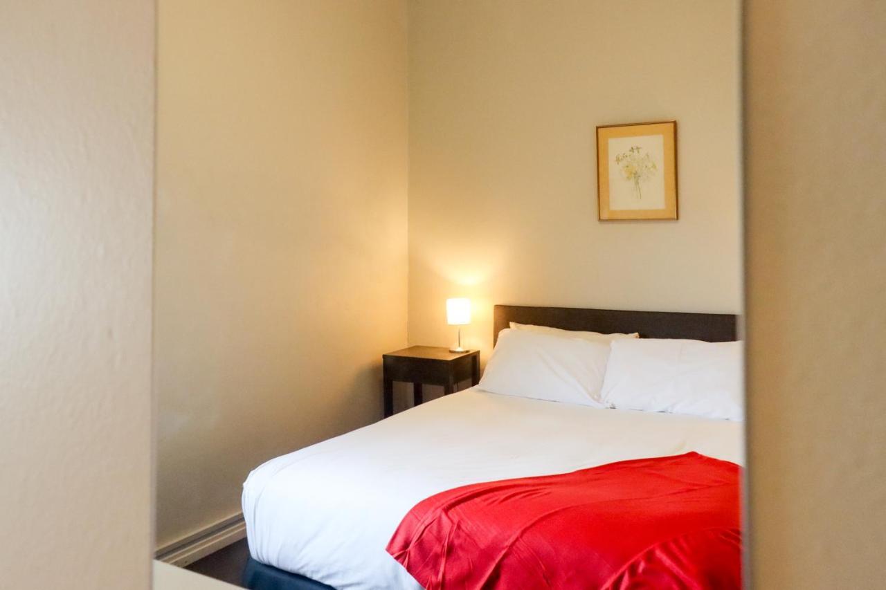 Tates Hotel Windsor Extérieur photo