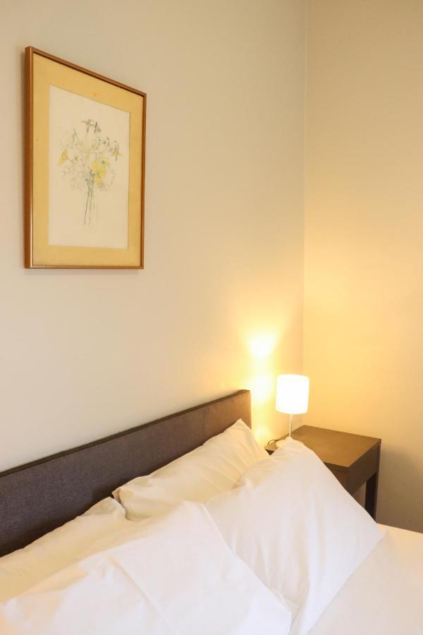 Tates Hotel Windsor Extérieur photo
